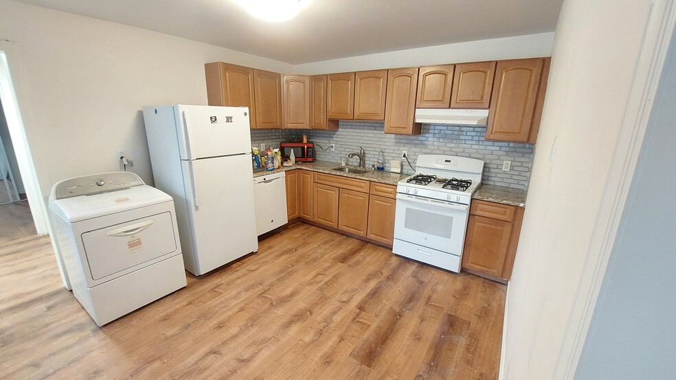 Kitchen - 6202 Meadowview Ave