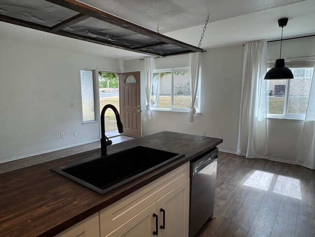 Building Photo - 72532 Edgehill Dr