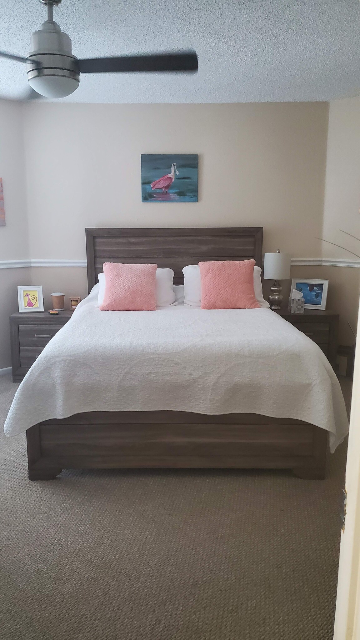 Comfortable queen bed, new percale sheets, and quilt - 115 112th Ave NE
