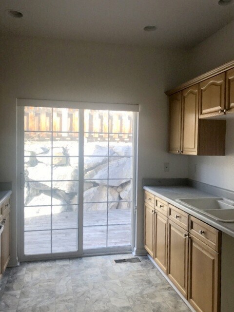 Building Photo - Great home In sparks..Close to everything!!!