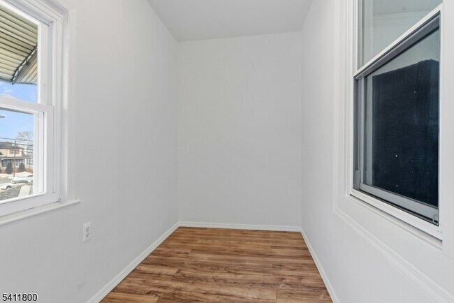 Building Photo - 315 E 18th St