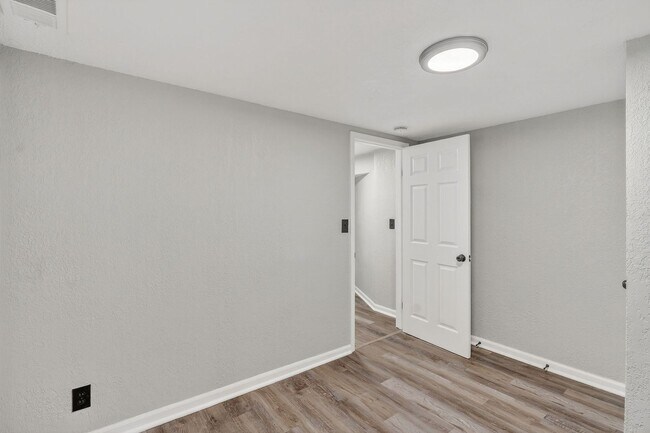 Building Photo - Hard-to-Find 6-Bedroom Home in Grandview!