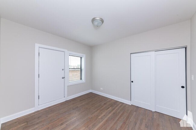 Building Photo - 3 bedroom in Chicago IL 60647