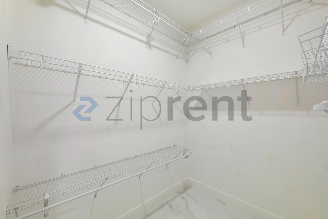 Building Photo - Unit B