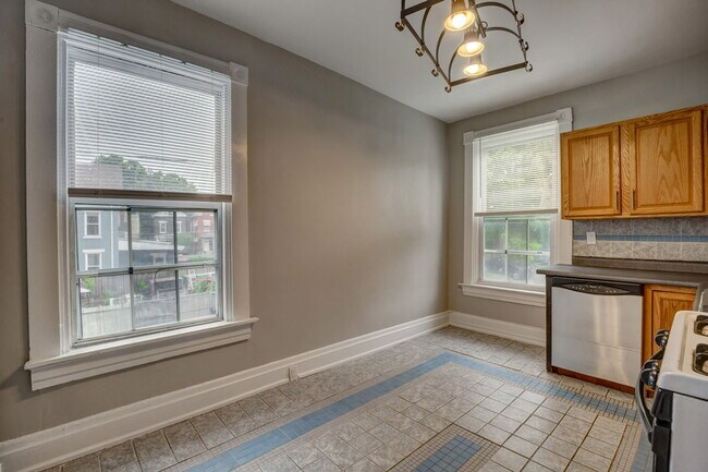 Building Photo - 1438 Pullan Ave
