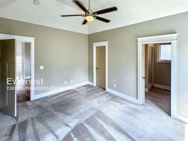 Building Photo - Lovely 2-Bedroom Home with Modern Amenitie...