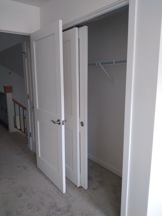 Building Photo - 2703 Pond Dr