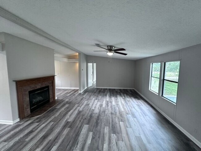 Building Photo - ***HOLIDAY SPECIAL NO RENT FOR DECEMBER*** Beautiful Fully Remodeled Home with Large Yard and Pri...