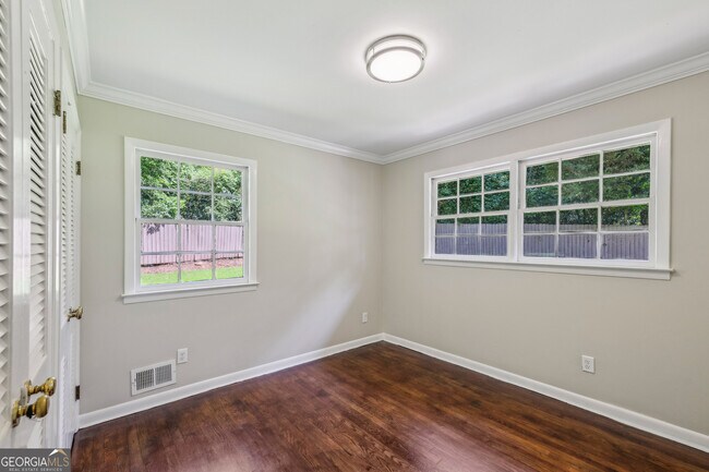Building Photo - 2762 Dresden Dr NE