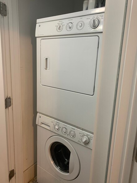 Building Photo - 444 S Blount St