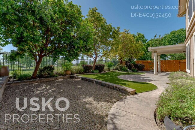 Building Photo - "Spacious 4-Bedroom Retreat with 2.5 Baths...