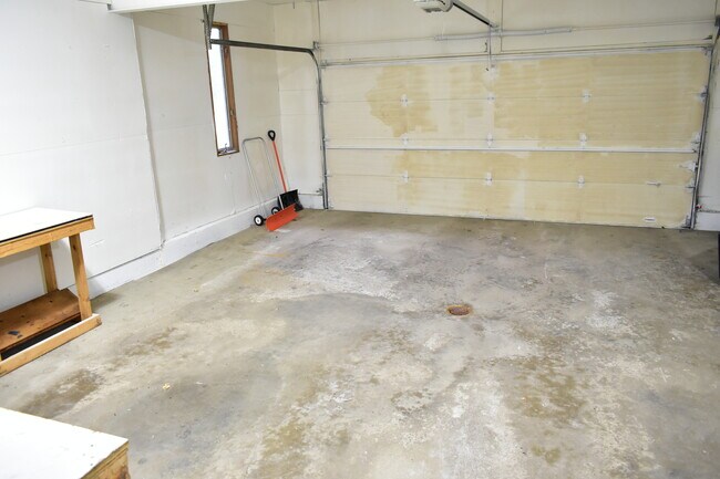 Building Photo - 1208 Oak St N