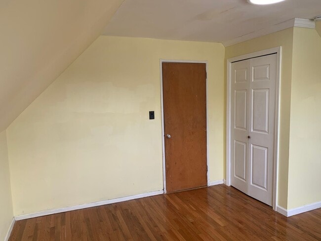 Building Photo - Terrific 4 Bed/1 Bath Home in Elmont!