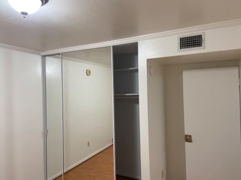 Building Photo - 10331 Lindley Ave