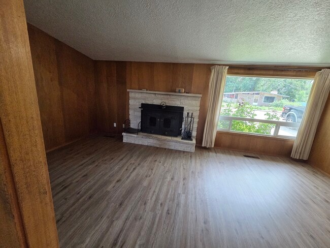 Building Photo - 2215 Terrace Dr
