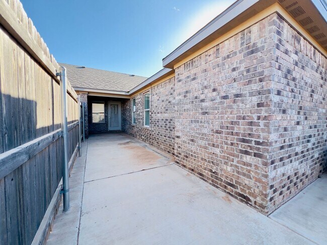 Building Photo - Spacious 3-Bedroom Townhouse Near Texas Tech