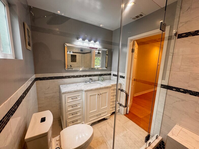Building Photo - 925 Royal Oaks Dr
