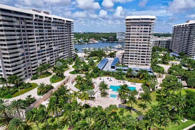 Building Photo - 2 Grove Isle Dr