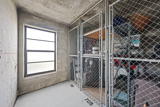 Building Photo - 7290 Kinghurst Dr