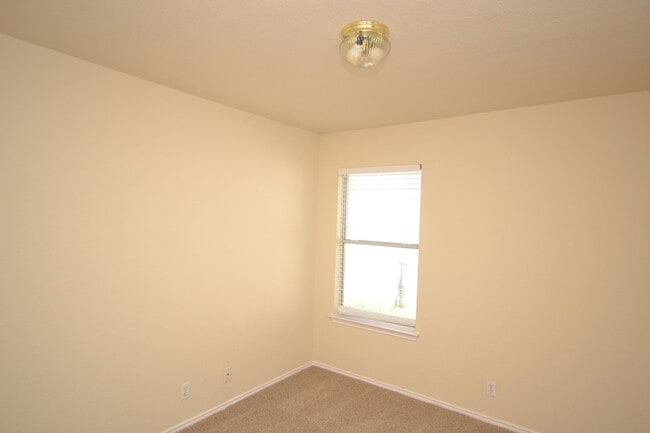 Building Photo - 3 Bedroom 2 Bath in Horizon Park