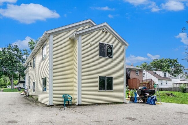 Building Photo - Charming, fully remodeled 2-Bed/1-Bath Par...