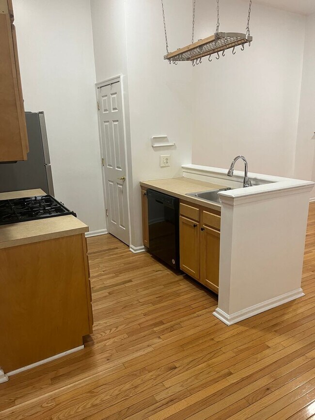 Building Photo - Bright Old City Loft