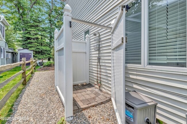 Building Photo - 637 Beacon Blvd