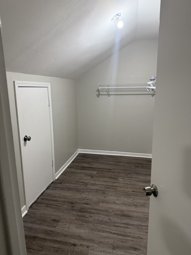 Master closet - 1010 Chemin Dr