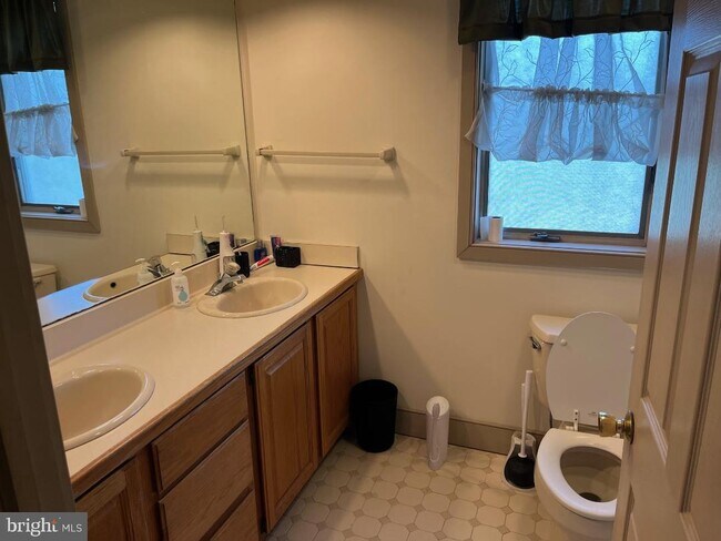 Building Photo - 1032 N Easton Rd