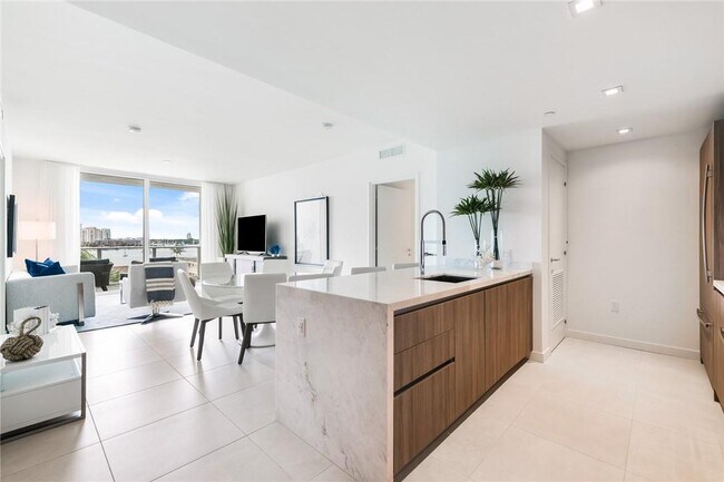 Building Photo - 401 N Birch Rd