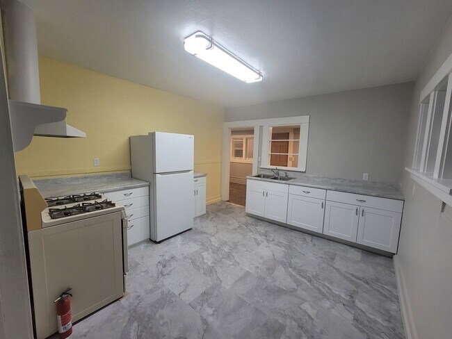 Building Photo - Charming 2 bed 1 bath