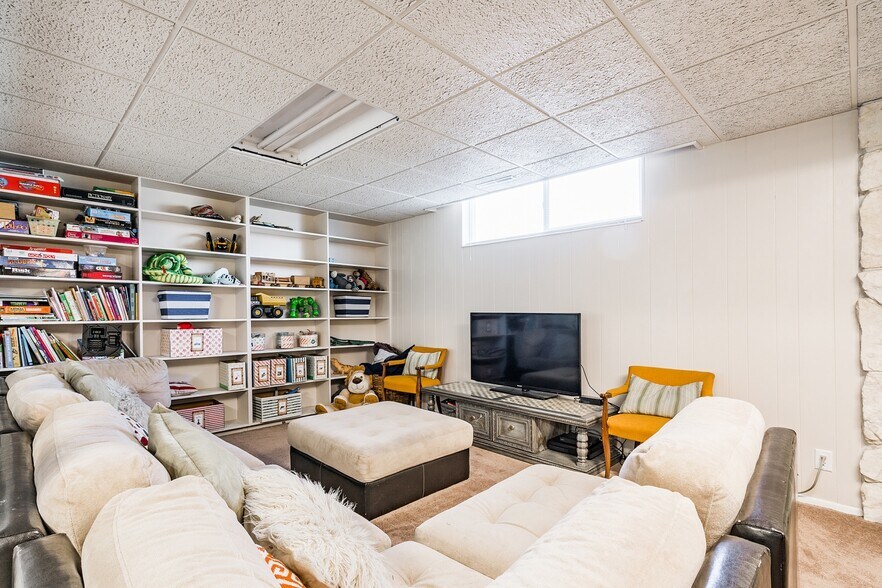 Building Photo - 450 E Mill St S