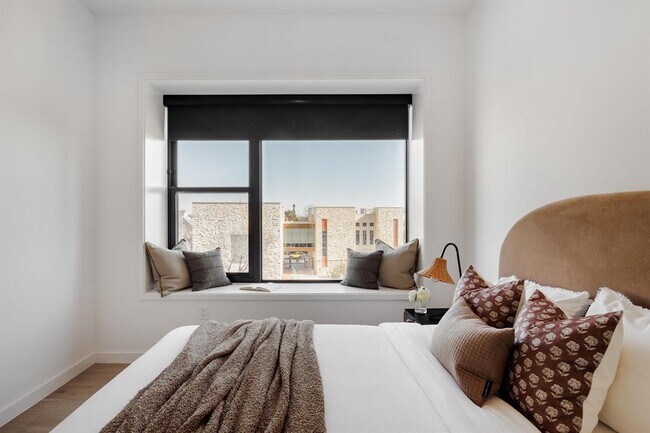 Building Photo - 800 Embassy Dr