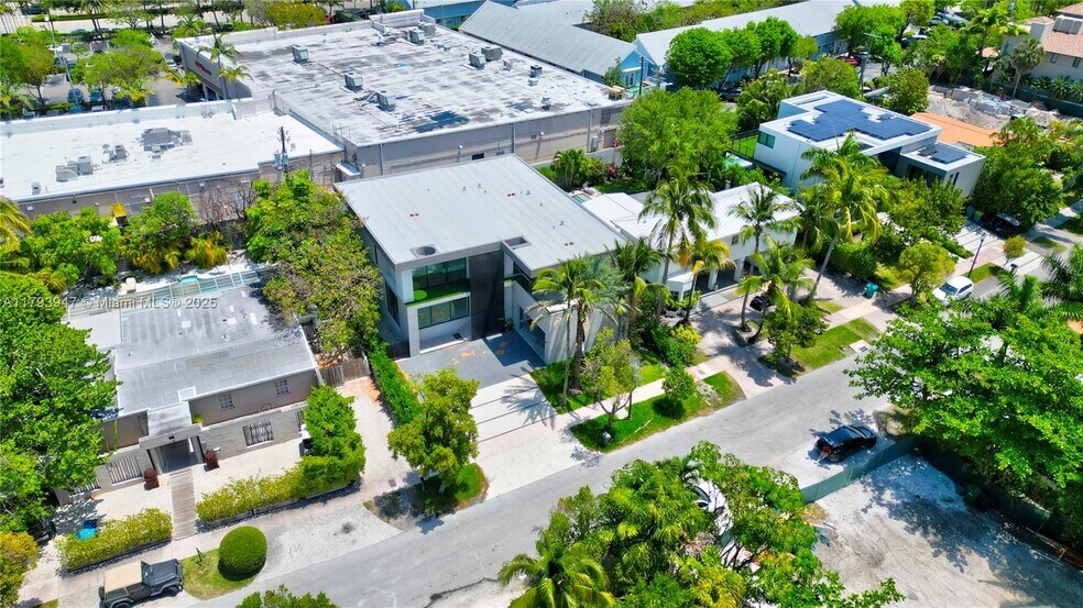 Building Photo - 735 Fernwood Rd