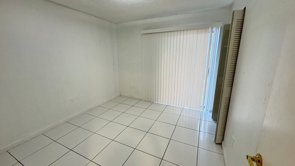 Building Photo - 2319 W 60th St