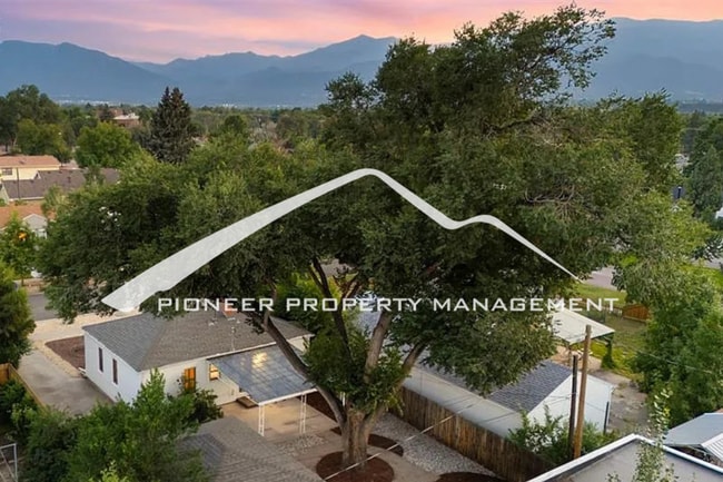 Building Photo - Downtown Charm with Private Yard, Oversized Garage and AC