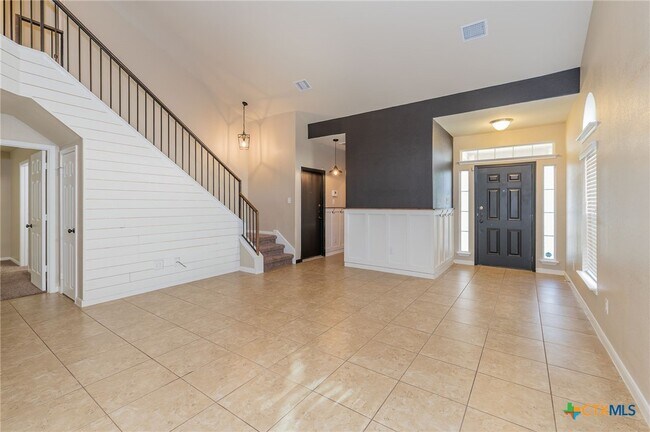 Building Photo - 146 Linden Ln