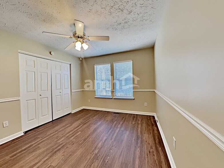 Building Photo - 227 Starlyn Dr