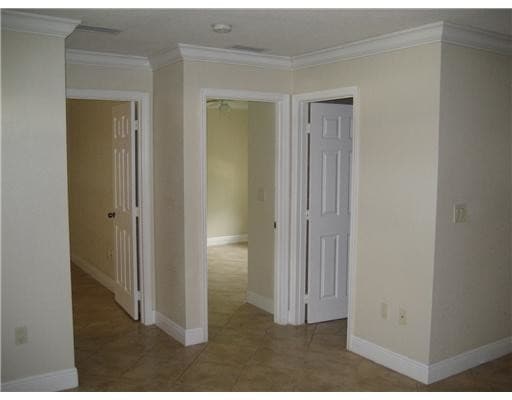 Building Photo - 5900 SW 26th St