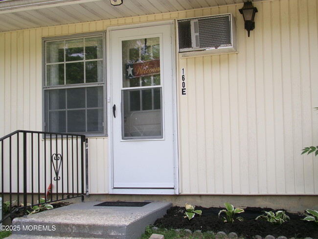 Primary Photo - 160E Gramercy Ct