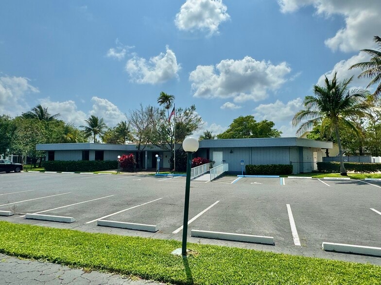 Building Photo - 111 Royal Park Dr