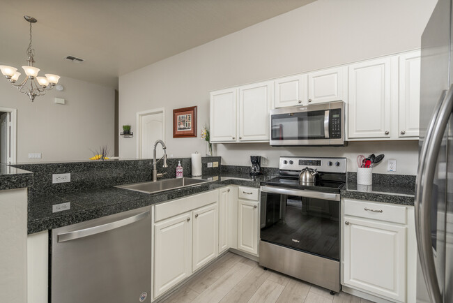Building Photo - 2550 E Deer Valley Dr