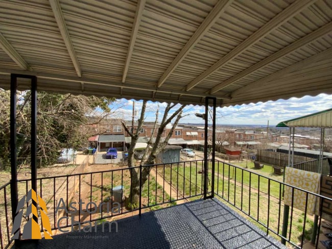 Building Photo - 3 Bedroom Home with Den and Fenced Yard in Quiet Neighborhood