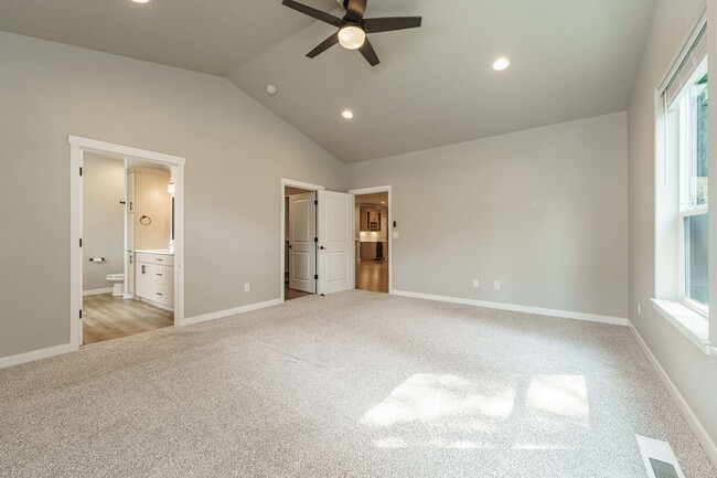 Building Photo - Spacious 4BR Modern Retreat and Luxury Liv...