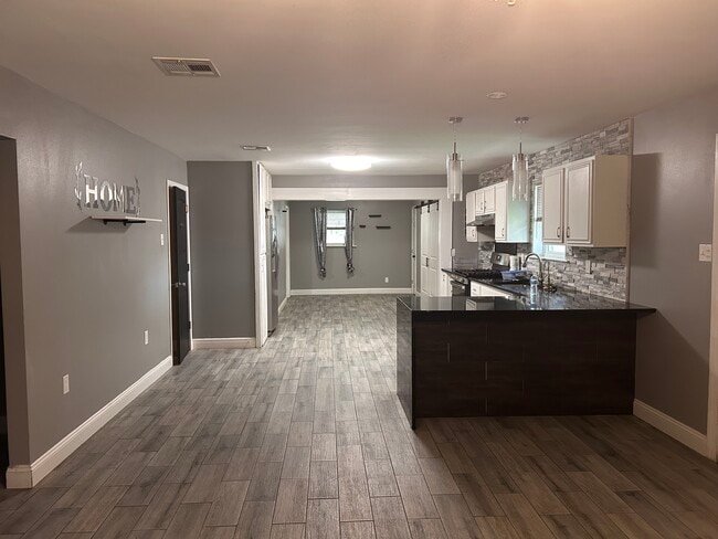 Building Photo - 2800 Dolores Dr
