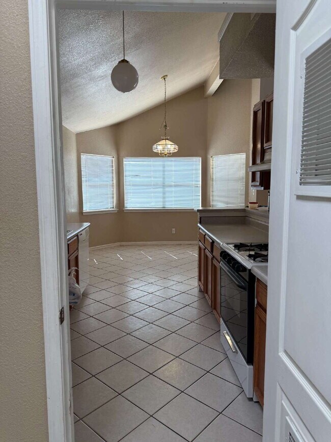 Building Photo - "Charming 3-Bed, 2-Bath Oasis in El Paso -...