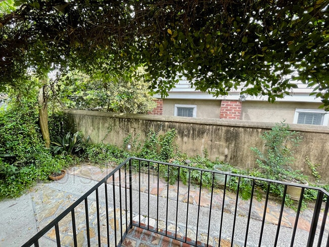 Building Photo - 3 1/2 Saint Michaels Alley