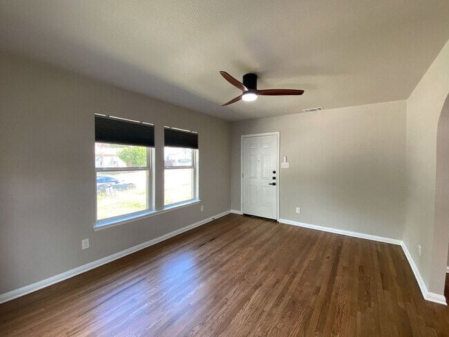 Building Photo - Super Cute, Newly Remodeled, 2bd/1bth hous...