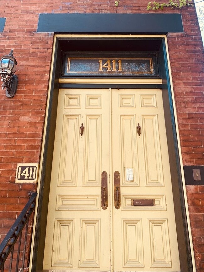 Building Photo - Charming - Manchester Home