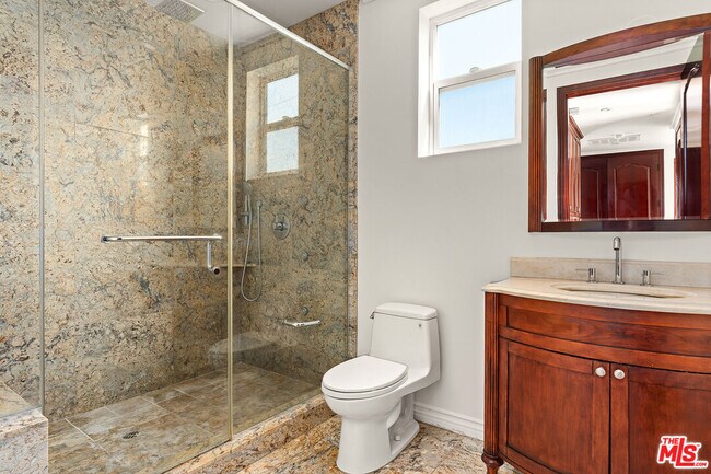 Building Photo - 632 Kings Rd